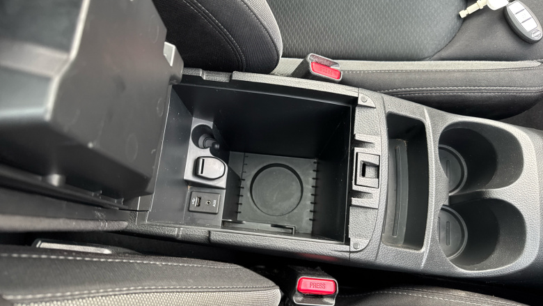 Nissan Qashqai 1.2 DiG-T N-Connecta 5dr Petrol Hatchback